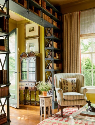 This Kentucky house features walls lacquered in Benjamin Moores ‘Savannah Moss a rich yellowgreen which provides a...