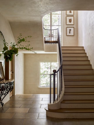 Like butter fresh from the churner the creamy reflective plaster walls create a luminous effect in the stairwell of this...